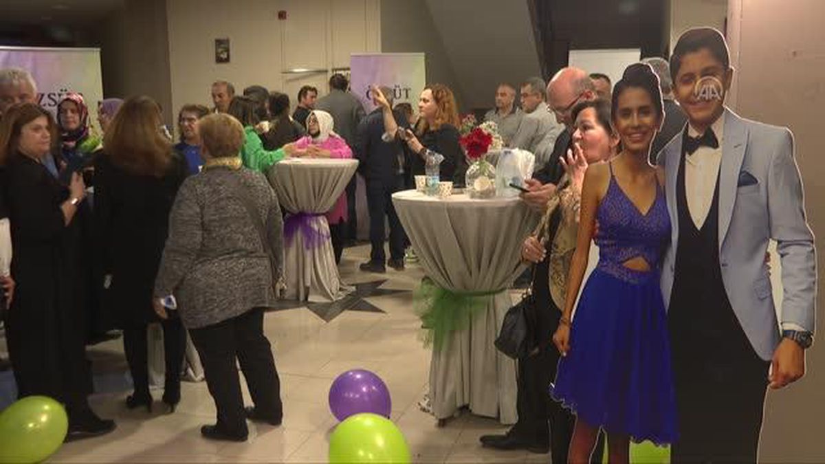 İzmir depreminde hayatını kaybeden ikizler için anma gecesi düzenlendi