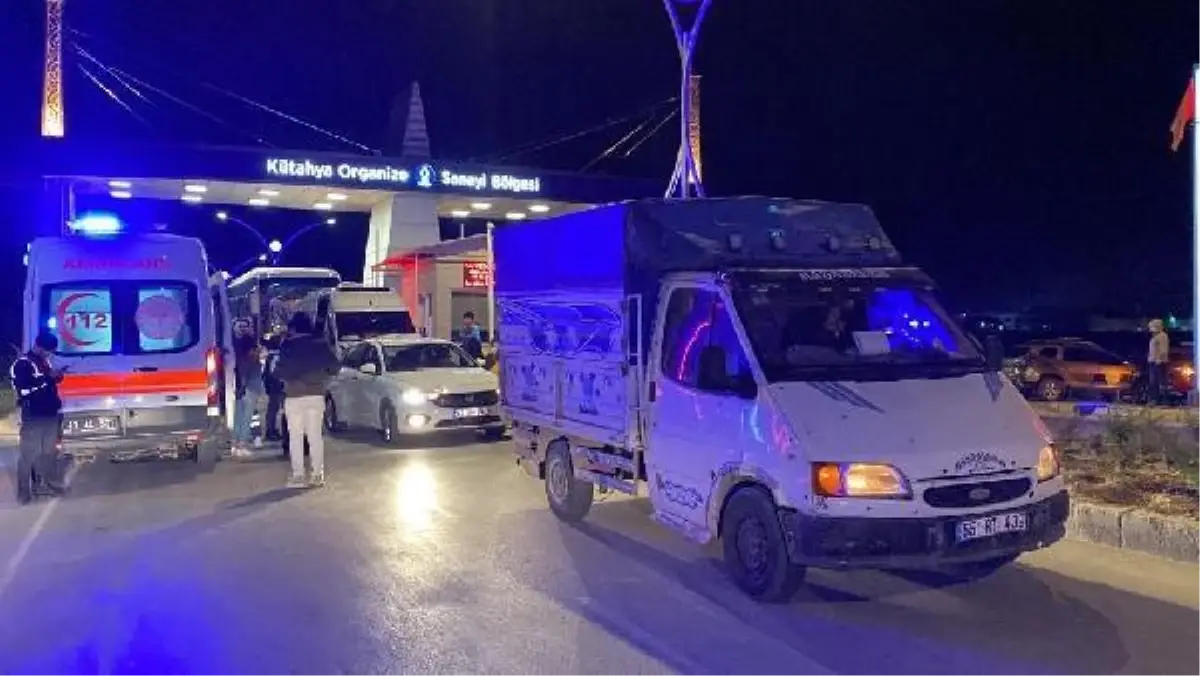 KÜTAHYA\'DA 2 İŞÇİ SERVİSİ İLE 1 KAMYONET ÇARPIŞTI 5 YARALI