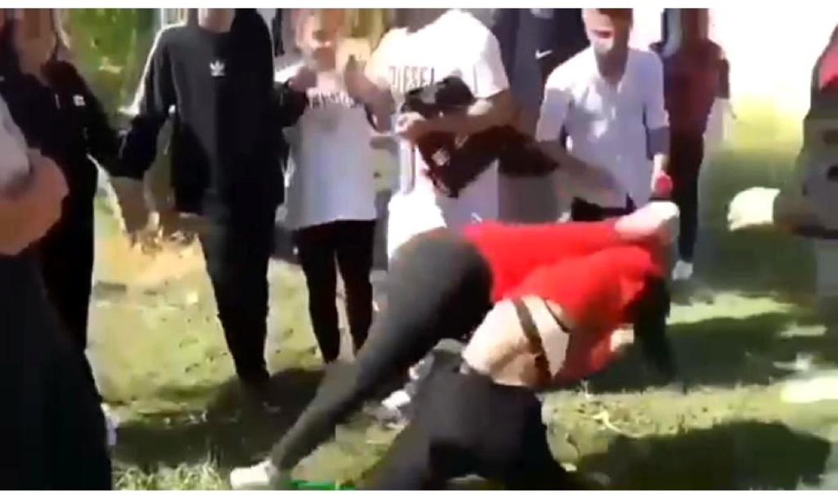 Liseli kızlar yumruk yumruğa kavga etti, arkadaşları gülerek izledi