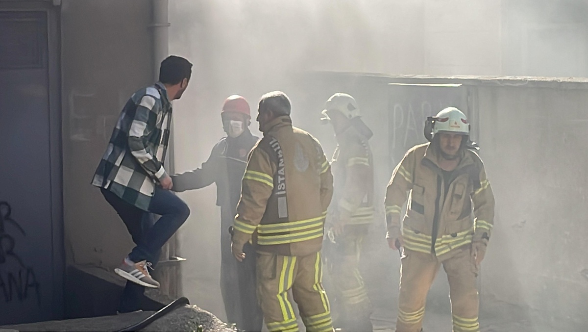 Maltepe\'de otomobil parçalarının bulunduğu depoda yangın çıktı