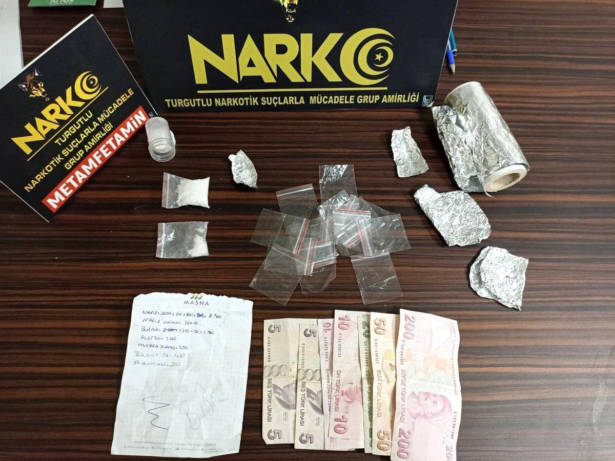 Manisa\'da evlerinde metamfetamin ele geçirilen 3 şüpheli tutuklandı