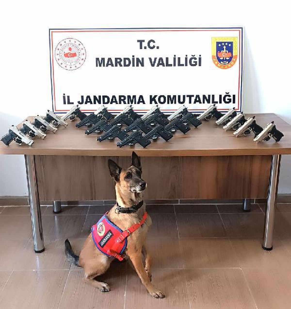 Mardin'de durdurulan araçta 25 adet ruhsatsız tabanca ele geçirildi