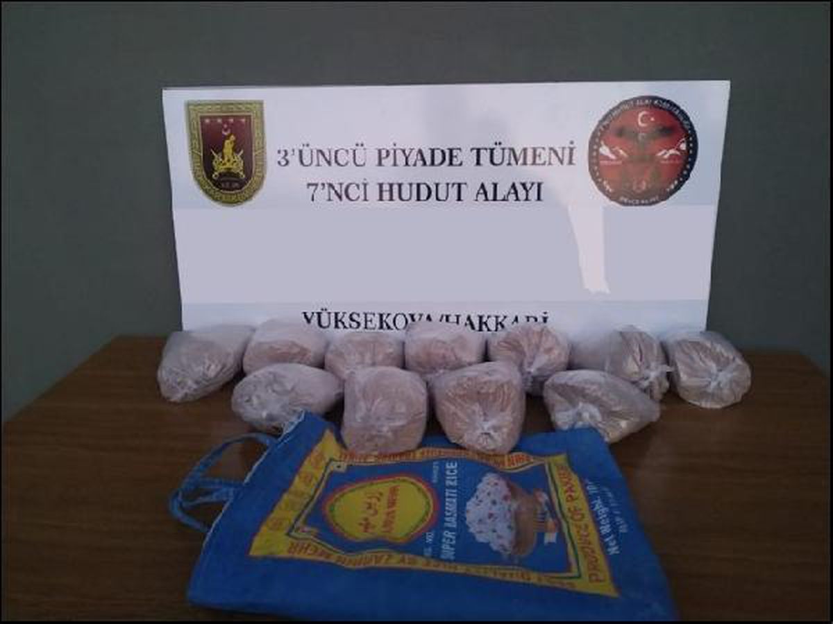 Hakkari sınırında uyuşturucu madde ve kaçak sigara ele geçirildi