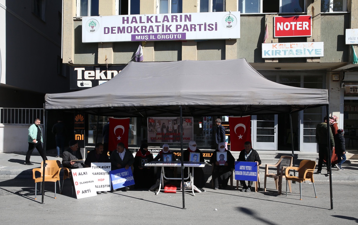 Muş\'ta çocukları PKK\'lı teröristlerce kaçırılan aileler HDP önündeki eylemlerini sürdürdü