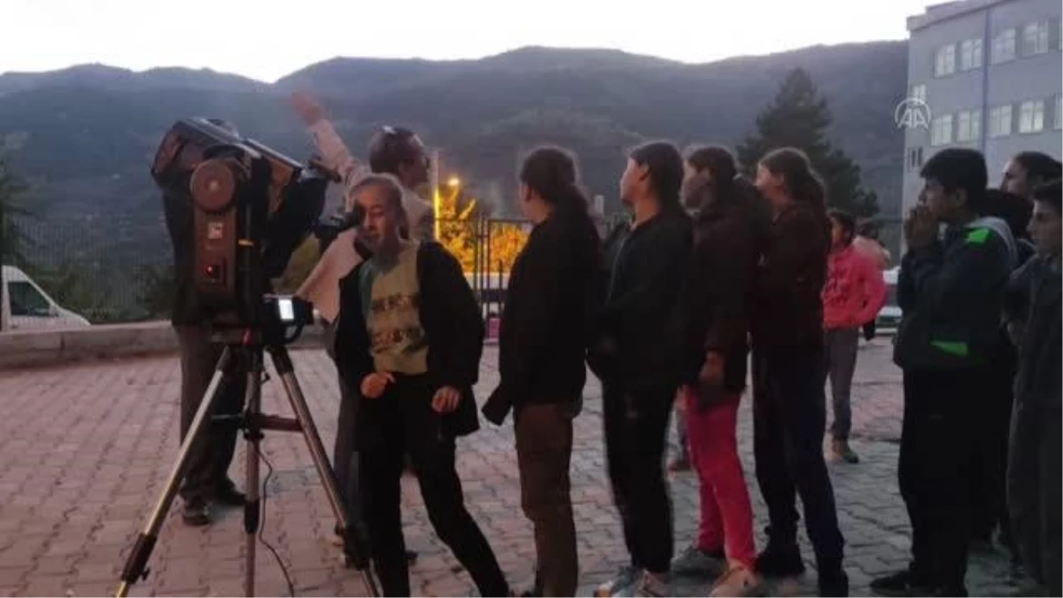 Öğrenciler teleskopla uzayı gözlemledi