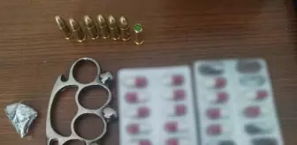 Okul önünde uyuşturucu maddeler ve muşta ile yakalandı