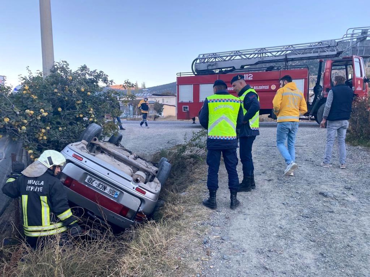 Otomobilde sıkışan sürücüyü itfaiye ekipleri kurtardı