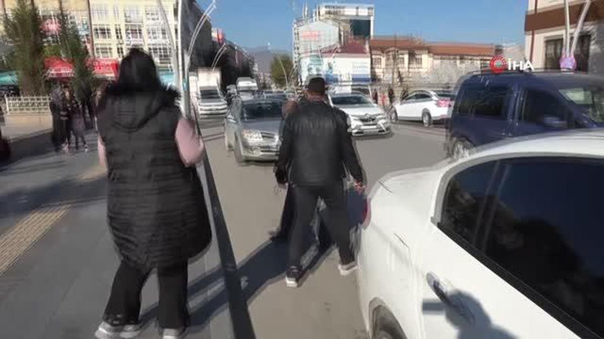 Otomobilin motor kısmına giren kedi ekiplere zor anlar yaşattı