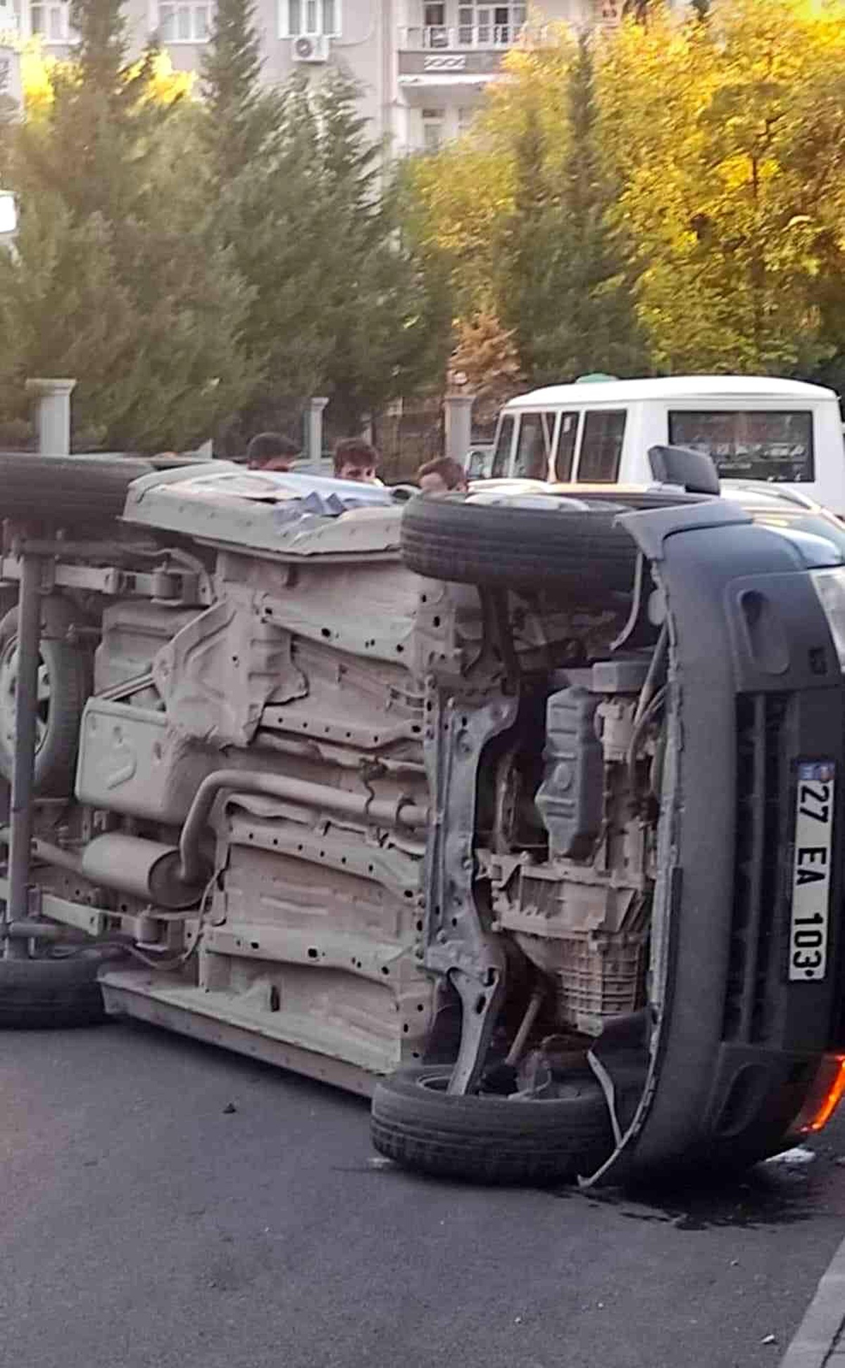 Otomobille çarpışan araç takla attı