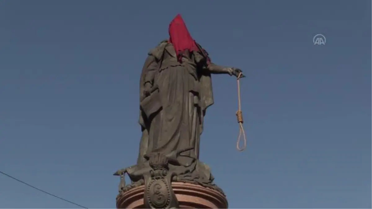 Rus İmparatoriçesi Catherine'nin Odessa'daki heykeli tahrip edildi