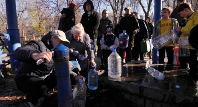 Rusya'nın Kiev'e saldırıları şehir hem susuz hem elektriksiz bıraktı