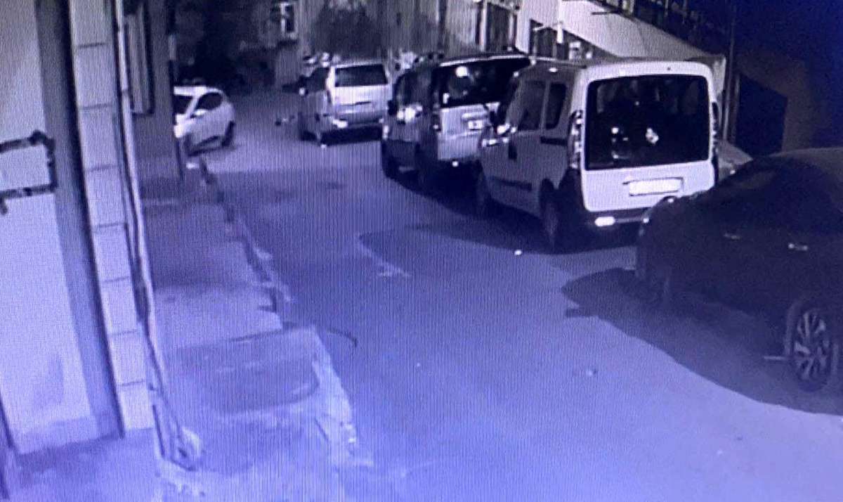 Şişli\'de nefes kesen kovalamaca kamerada: Polis suçluları silah çekip metrelerce kovaladı
