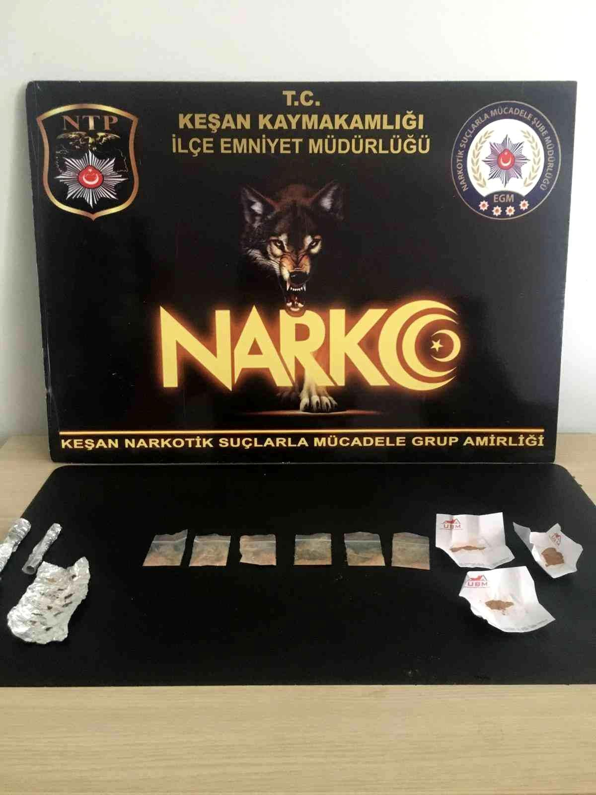 Şüphelilerin üzerinden uyuşturucu çıktı