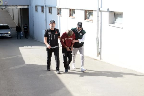Adana'da uyuşturucu satıcısı şahıs yaka paça yakalandı, herkes tişörtündeki yazıya takıldı