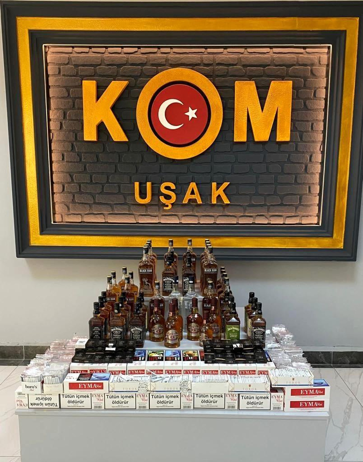 Uşak\'ta yüklü miktarda kaçak makaron ve alkol ele geçirildi