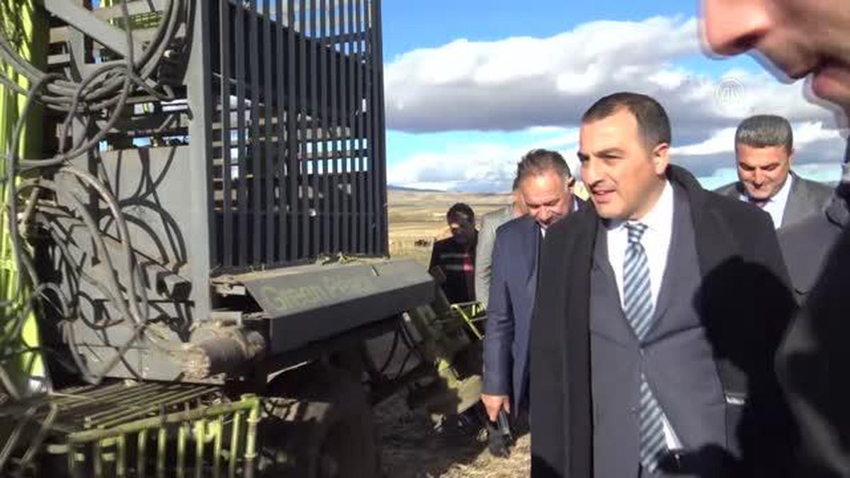 Vali Öksüz çiftçilerin zorlu pancar hasadına katıldı