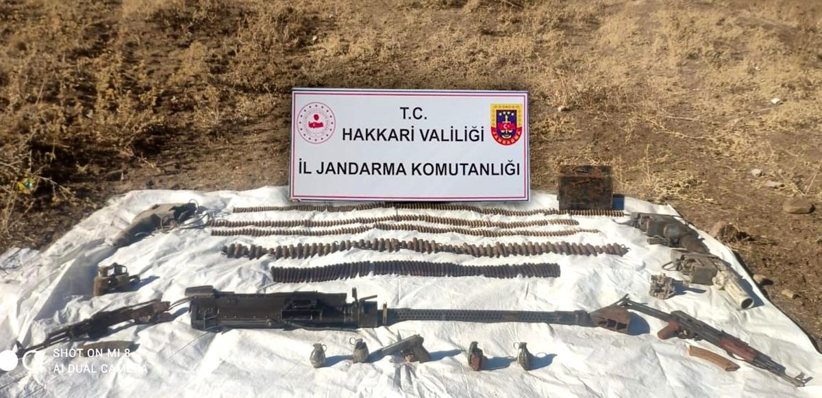 Hakkari\'de tespit edilen mağarada silah, el bombaları ve mühimmat ele geçirildi