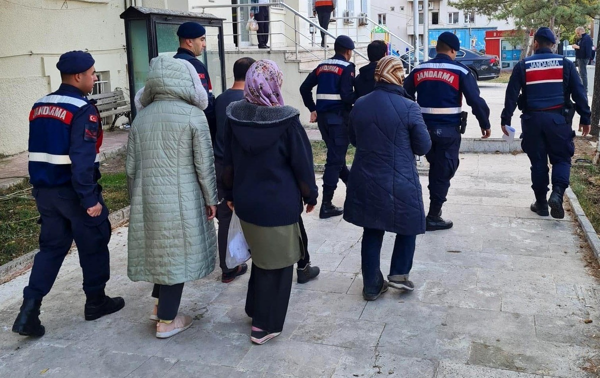 Yunanistan ve Bulgaristan\'a kaçmaya çalışan 77 terör örgütü üyesi tutuklandı