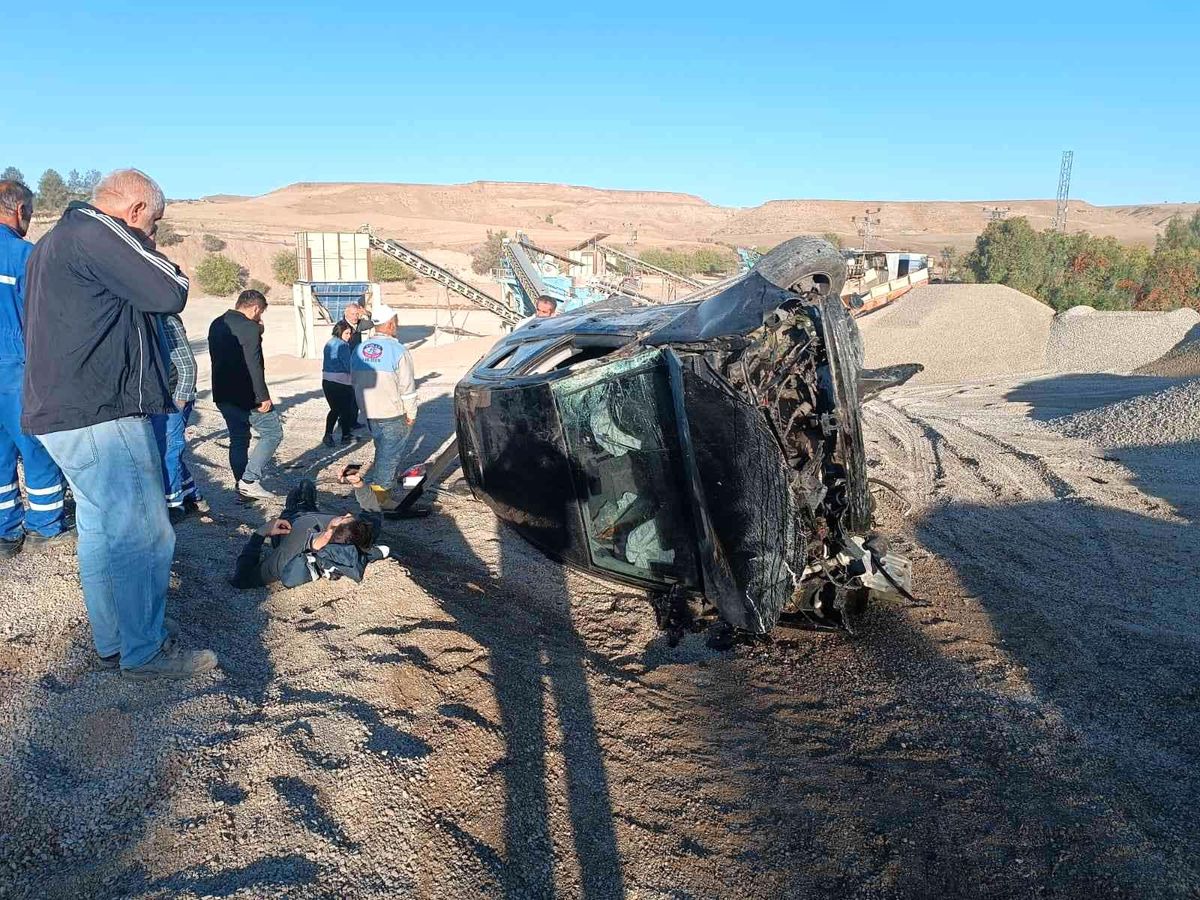 Adıyaman\'da otomobil şarampole devrildi: 1 yaralı