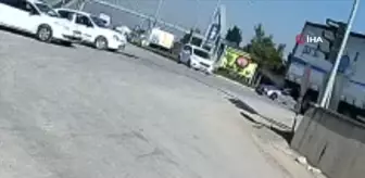 Ambulans, kırmızı ışıkta geçen otomobile böyle çarptı