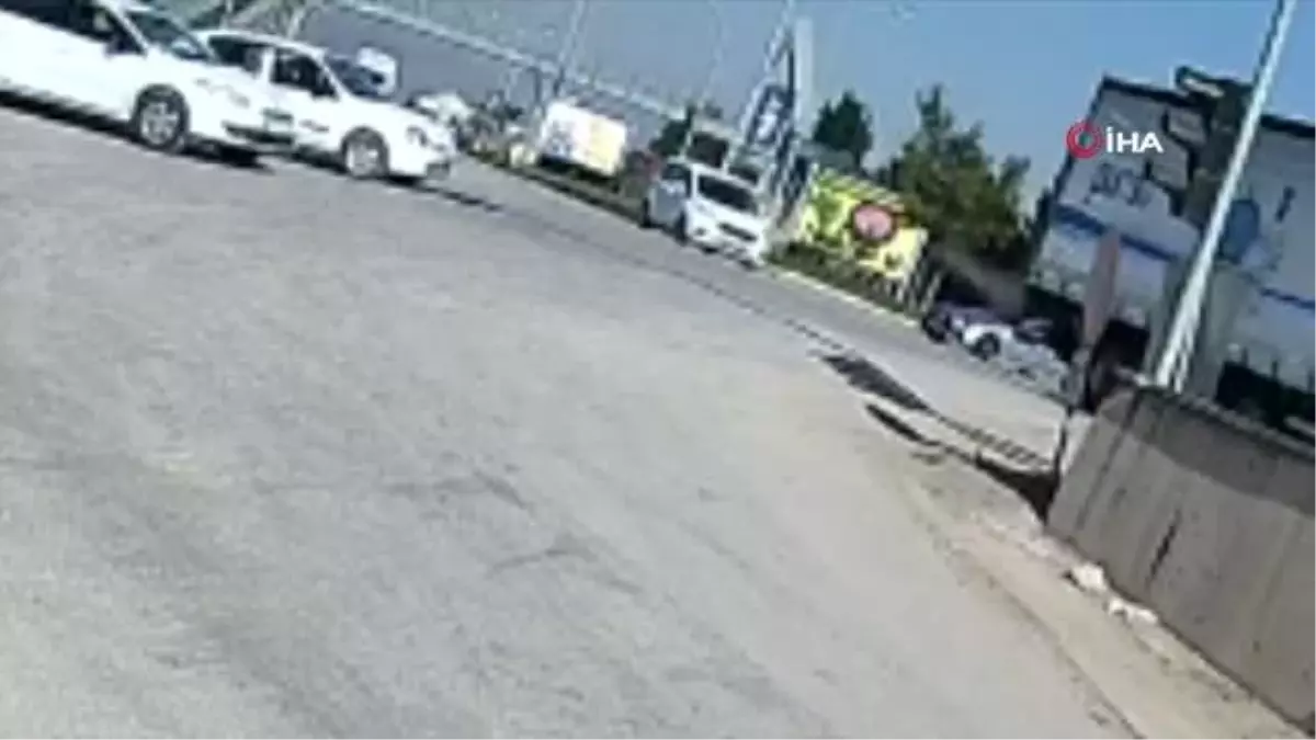 Ambulans, kırmızı ışıkta geçen otomobile böyle çarptı