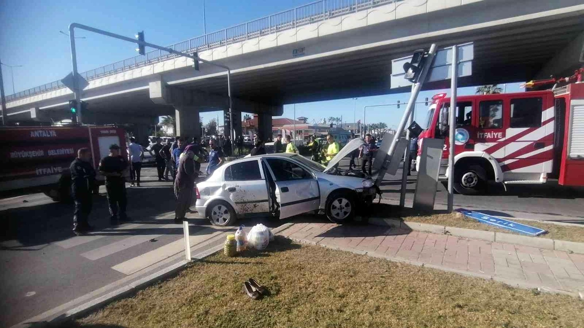Antalya\'da otomobil ve 2 motosikletin çarpıştığı kazada 2 kişi yaralandı