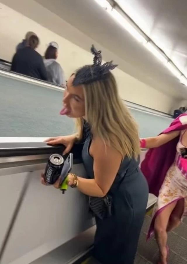At yarışlarına giden TikTok fenomeni yaptığı hareketle mide bulandırdı