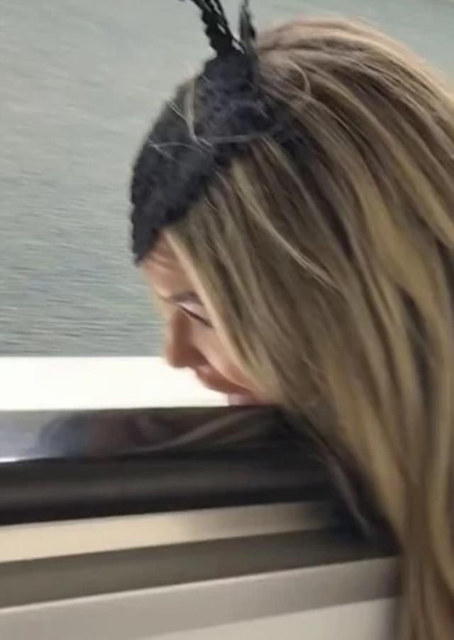 At yarışlarına giden TikTok fenomeni yaptığı hareketle mide bulandırdı