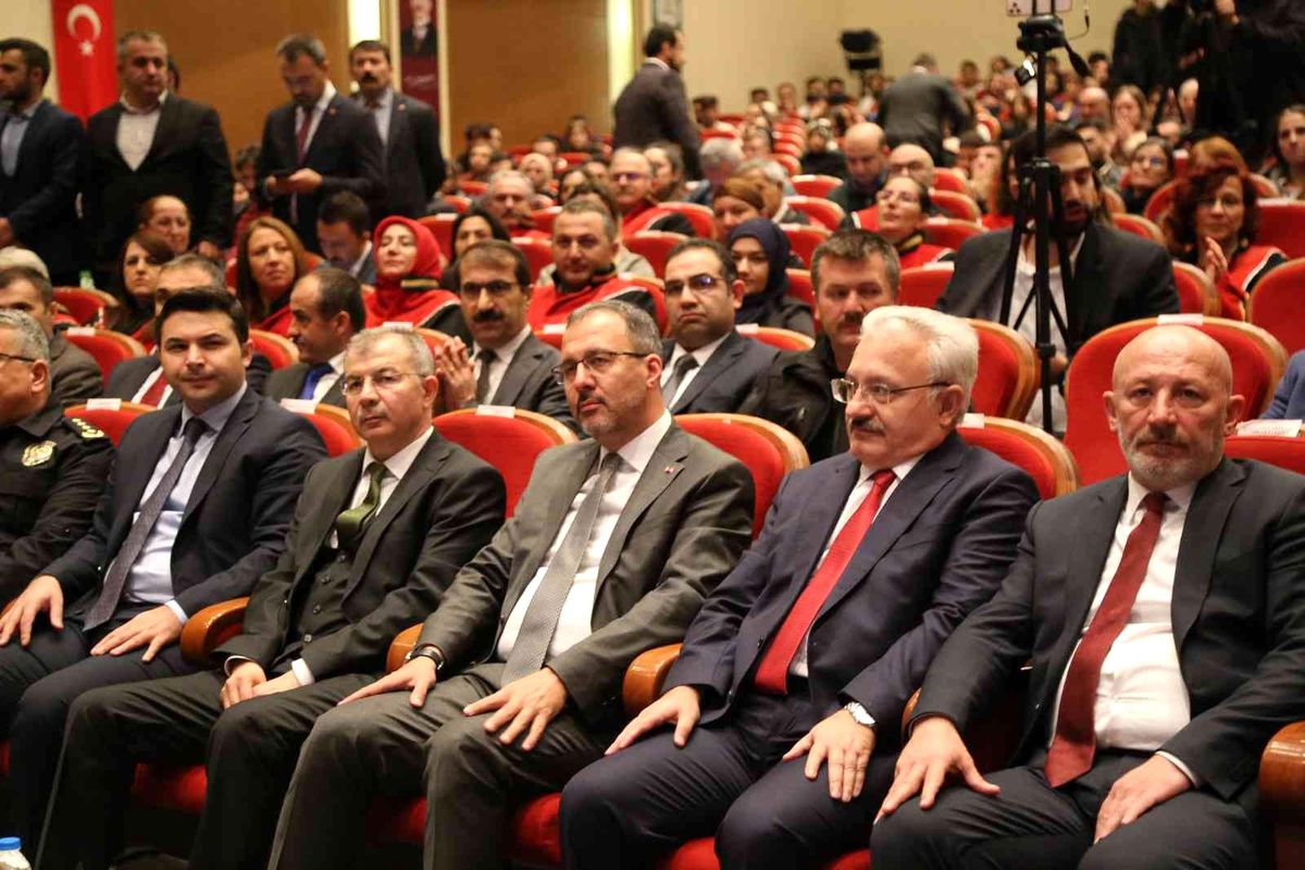 Bakan Kasapoğlu, Artvin\'de üniversite öğrencileriyle bir araya geldi