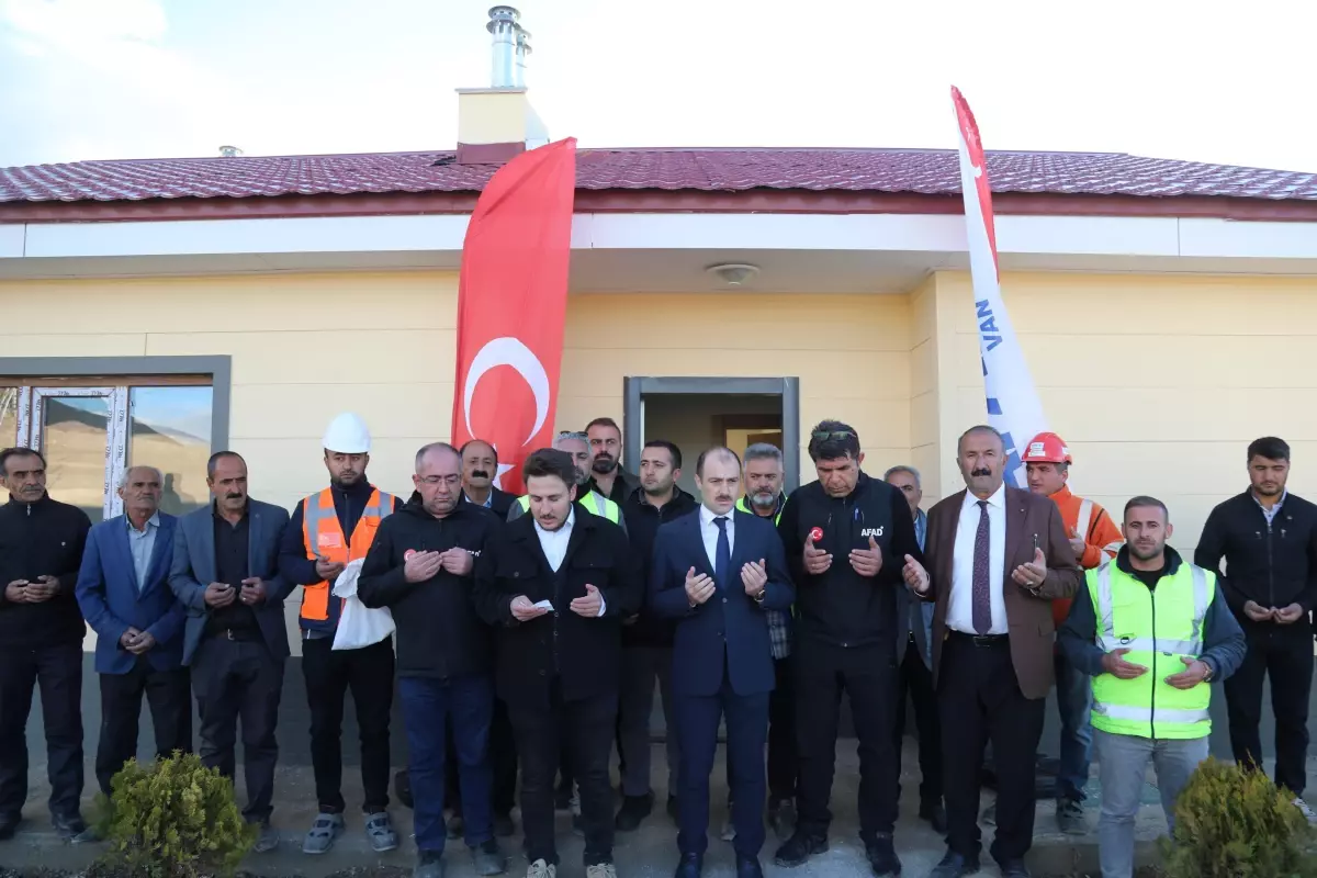 Depremzede vatandaşlara konutlarının anahtarları teslim edildi