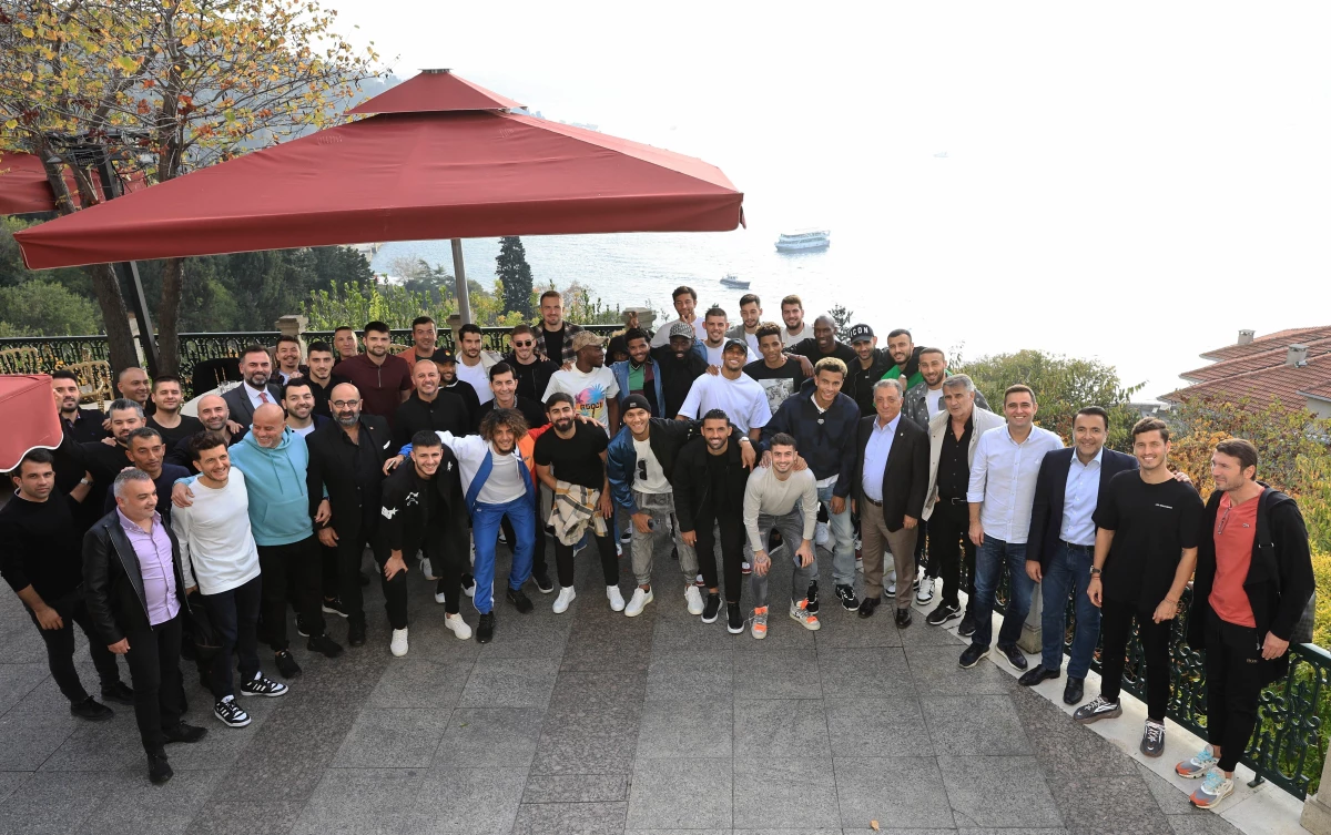 Beşiktaş Kulübü Başkanı Çebi, futbol takımıyla bir araya geldi
