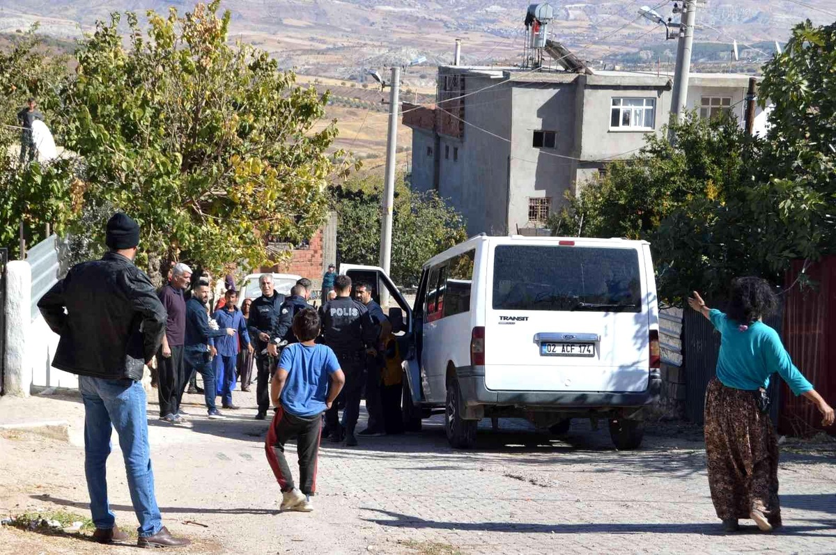 Besni\'de alacak verecek kavgası: 1 yaralı