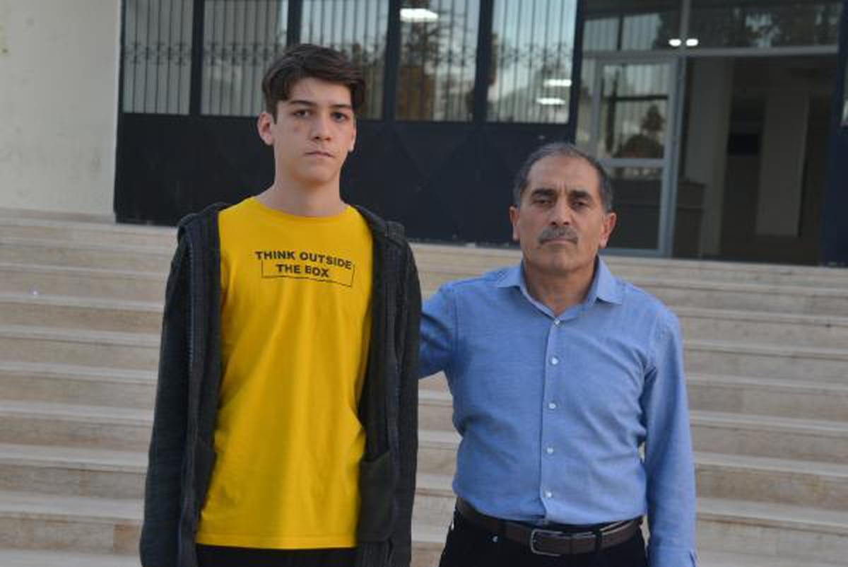 Boğazına şeker kaçan öğrencisini \'Heimlich manevrası\' ile kurtardı; o anlar kamerada (2)