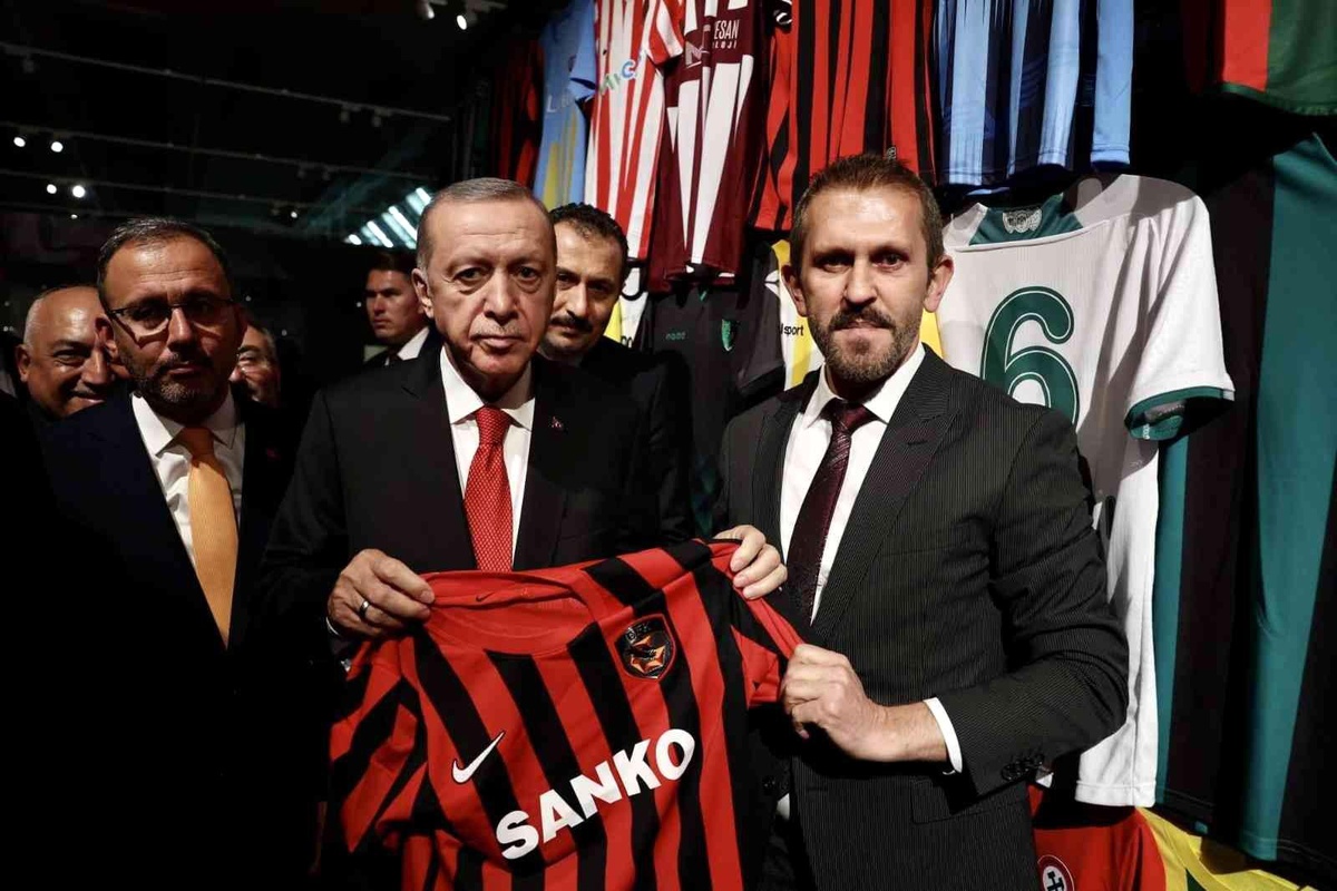 Cumhurbaşkanı Erdoğan\'a Gaziantep FK forması