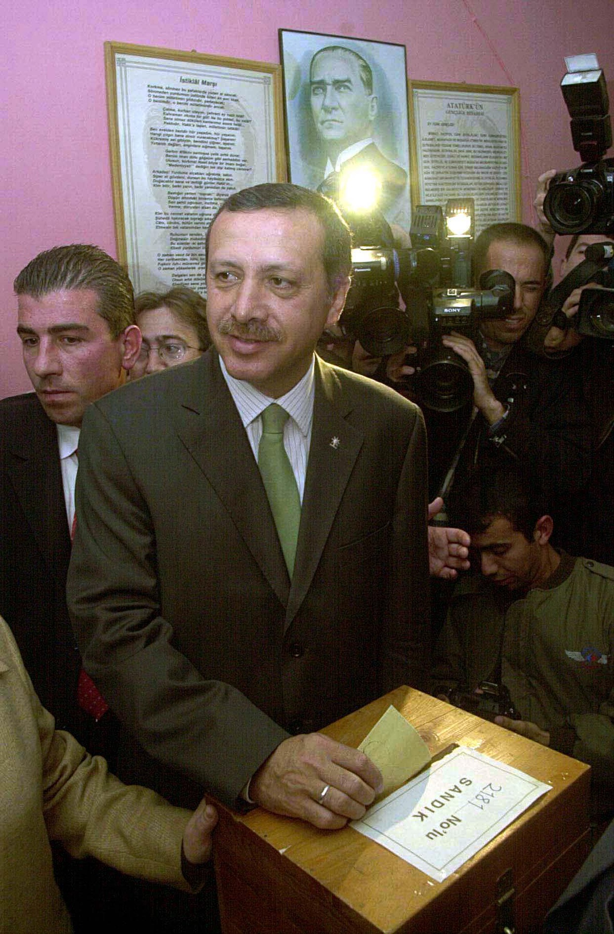 Cumhurbaşkanı Erdoğan\'ın sosyal medya hesabından "3 Kasım 2002" paylaşımı