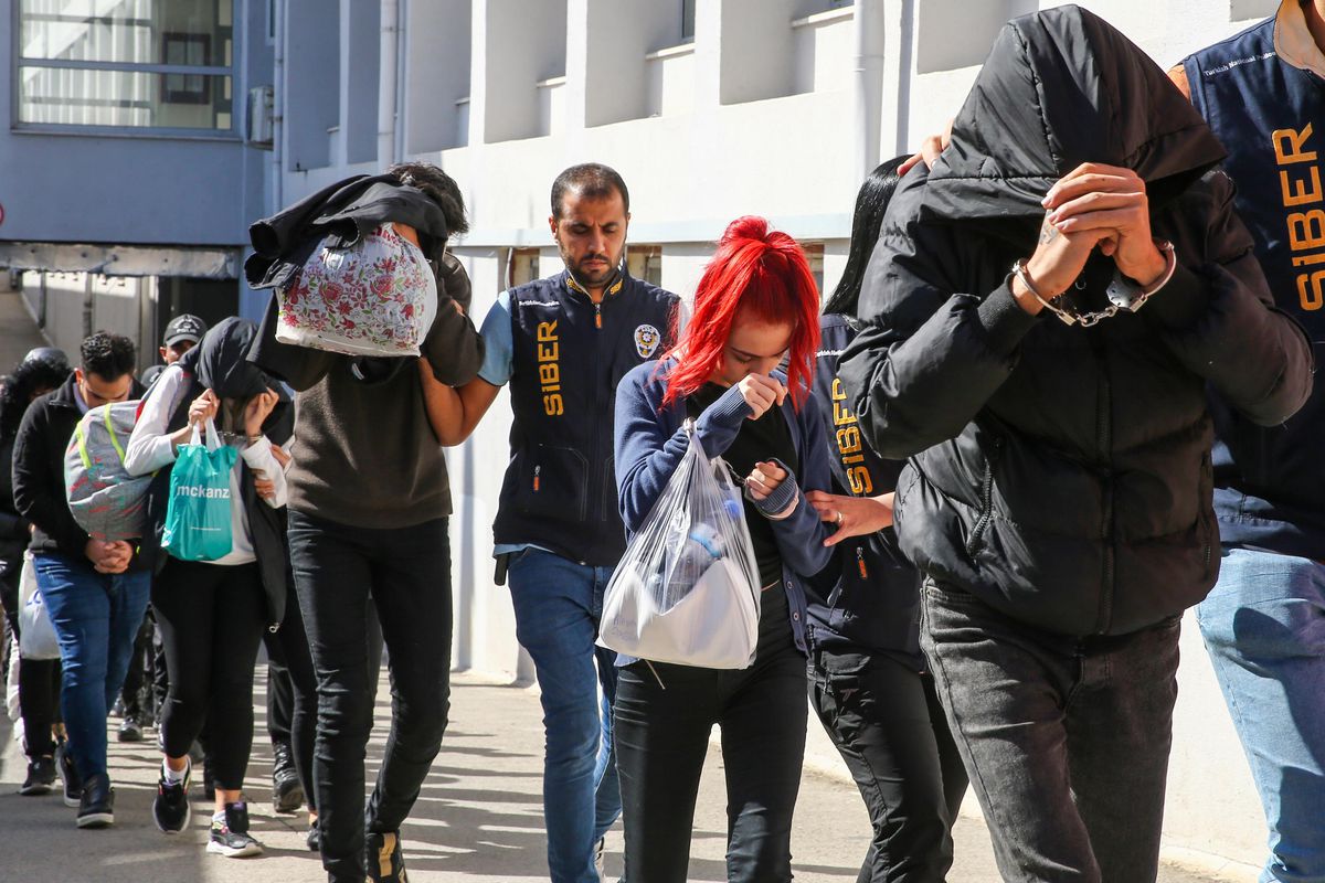 Dolandırıcılık şebekesi, hesap sahiplerini asgari ücretle maaşa bağlamış