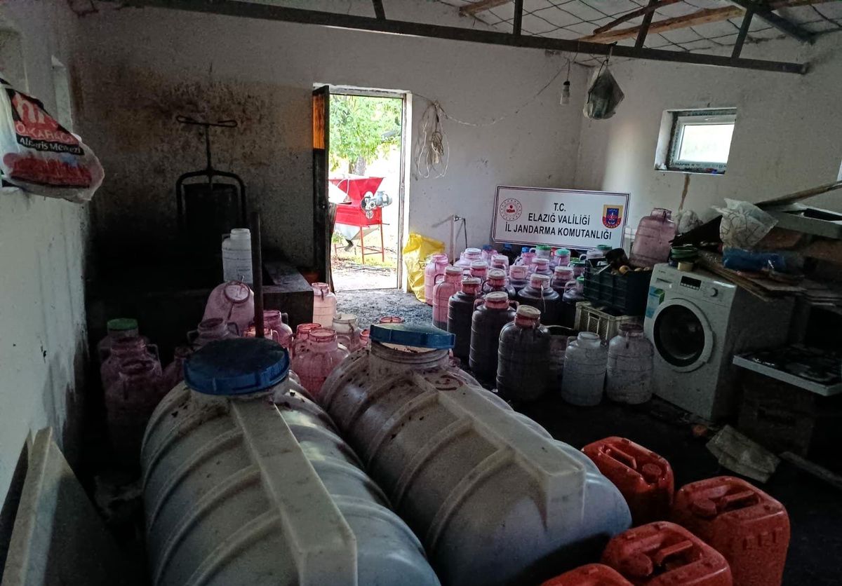Elazığ\'da 2 ton 600 litre kaçak şarap ele geçirildi