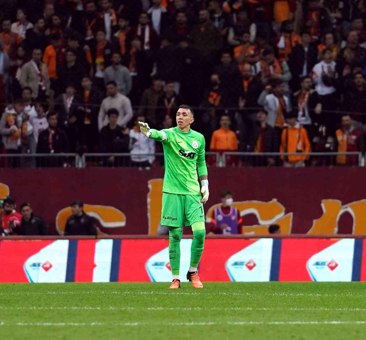 Fernando Muslera\'nın Beşiktaş derbisi karnesi