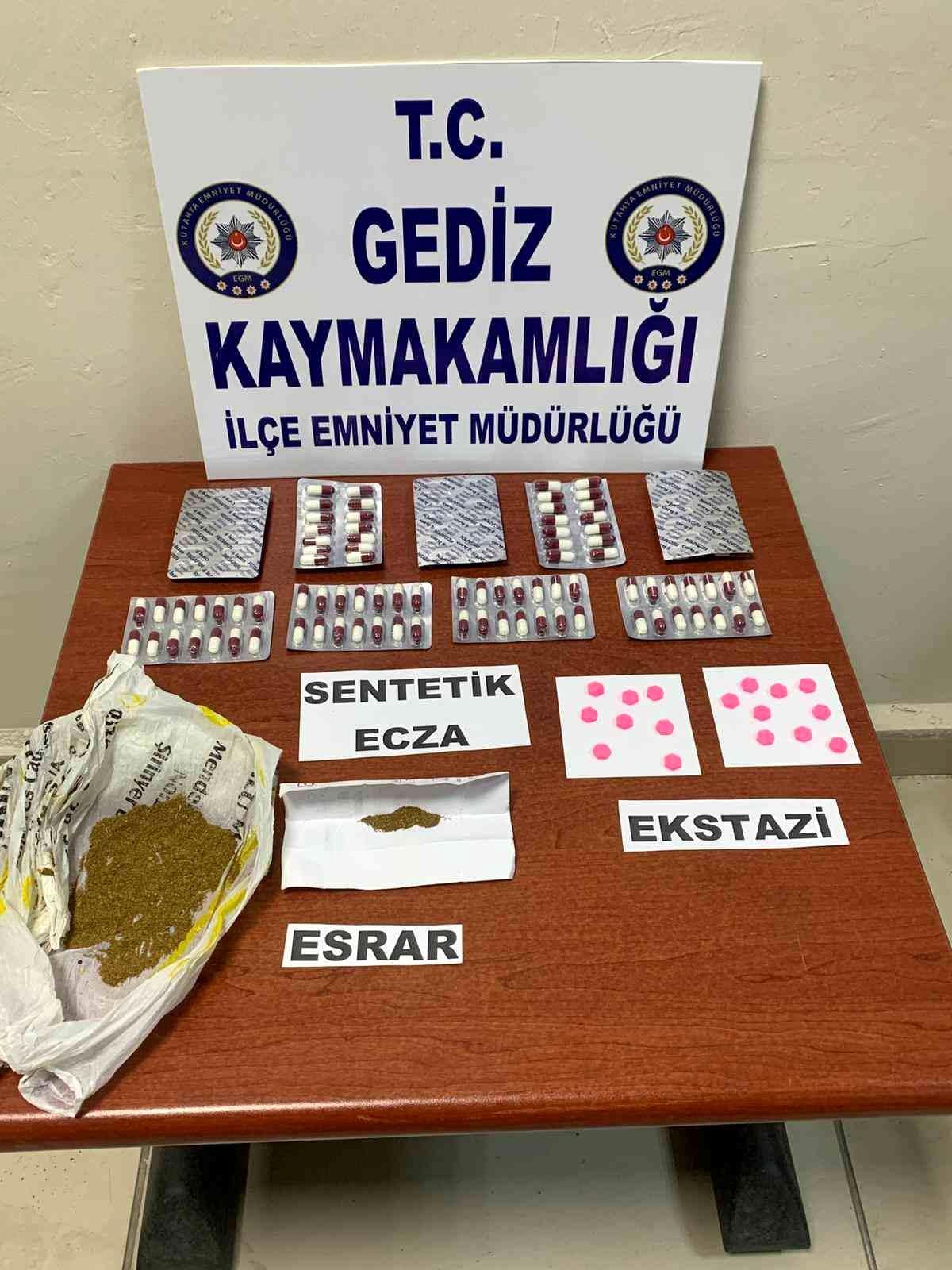 Gediz\'e uyuşturucu sokmaya çalışan 5 şüpheli gözaltına alındı