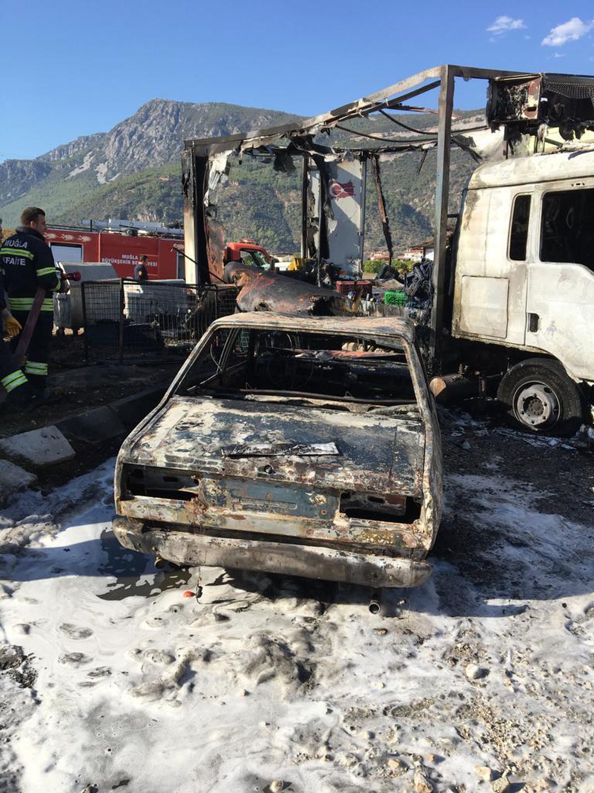 Geri dönüşüm konteynerinde çıkan yangın kamyonet ve otomobili yaktı
