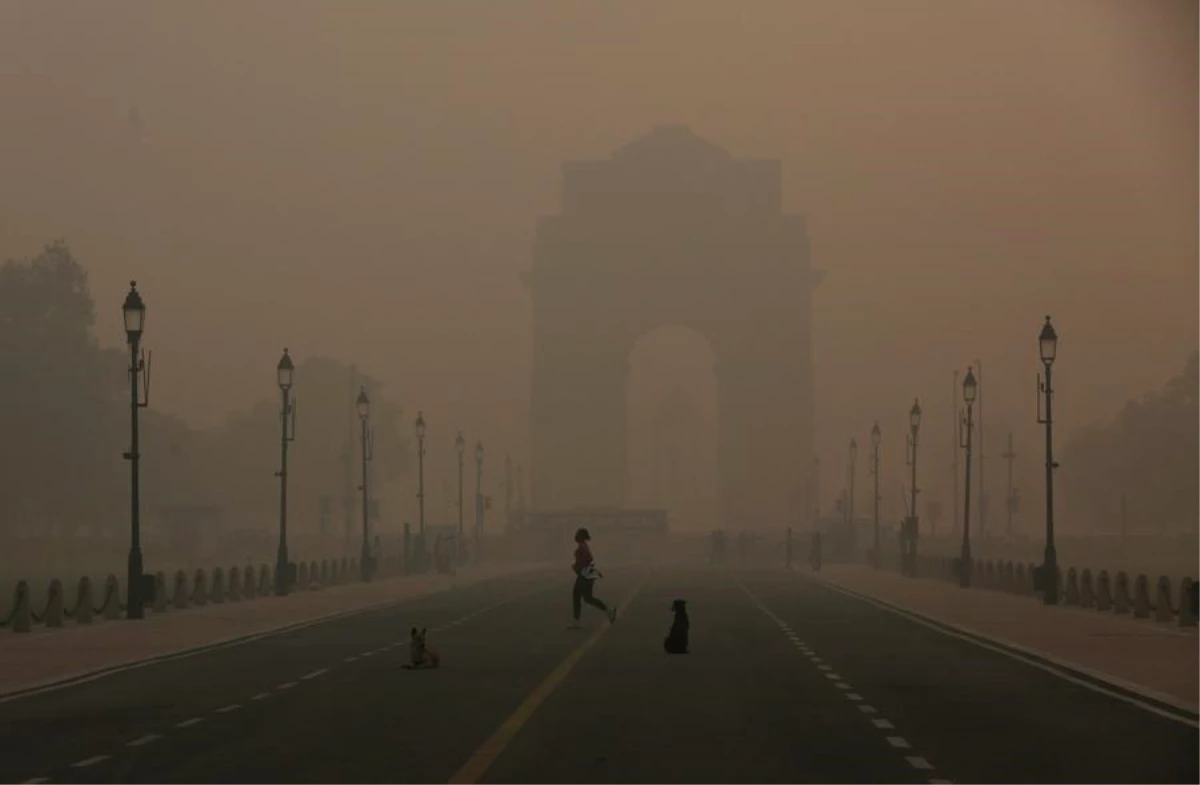 Hindistan\'ın Başkenti Yeni Delhi\'de Hava Kirliliği Günlük Yaşamı Etkiliyor