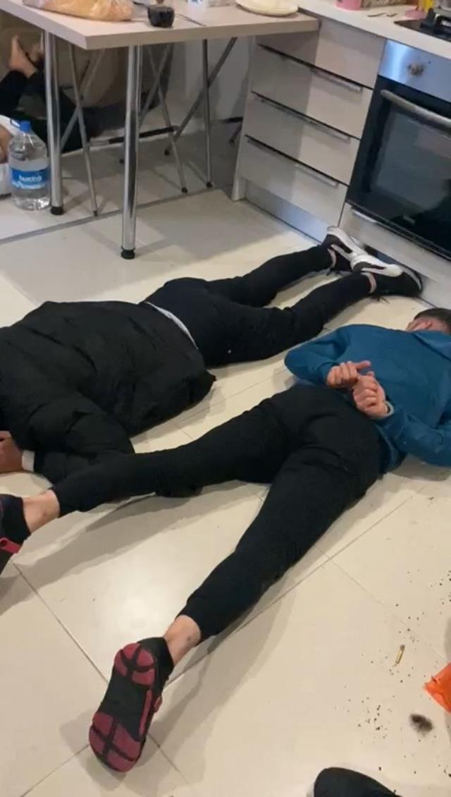 İhbarı değerlendiren polisin baskın yaptığı evden cephanelik çıktı! Aralarında atışa hazır lav silahı bile var