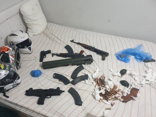 İhbarı değerlendiren polisin baskın yaptığı evden cephanelik çıktı! Aralarında atışa hazır lav silahı bile var