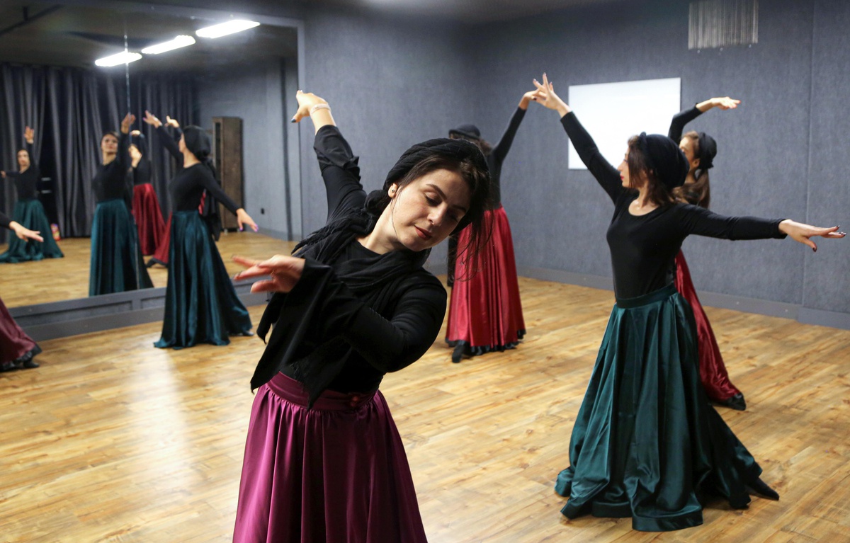 İranlı kadın dansçıların en büyük arzusu halka açık performans sergilemek