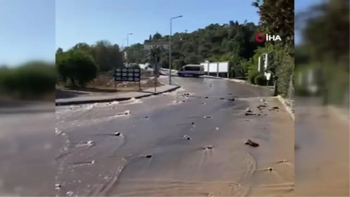 İsale hattı patladı, caddeler göle döndü