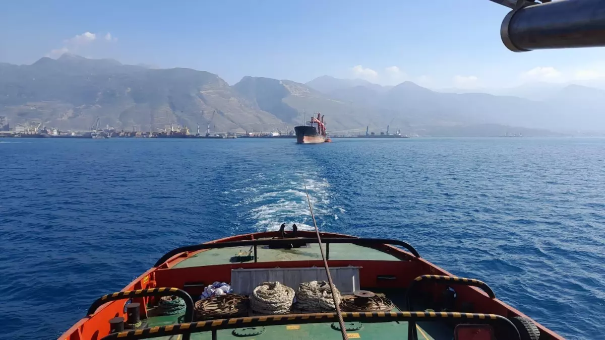 İskenderun Körfezi'nde karaya oturan gemi yüzdürülerek İzmir'e götürülüyor