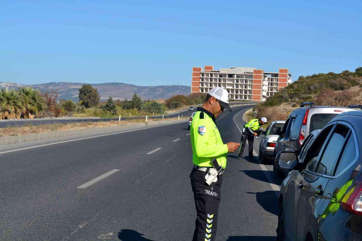İzmir\'de trafik denetimleri hız kesmeden devam ediyor
