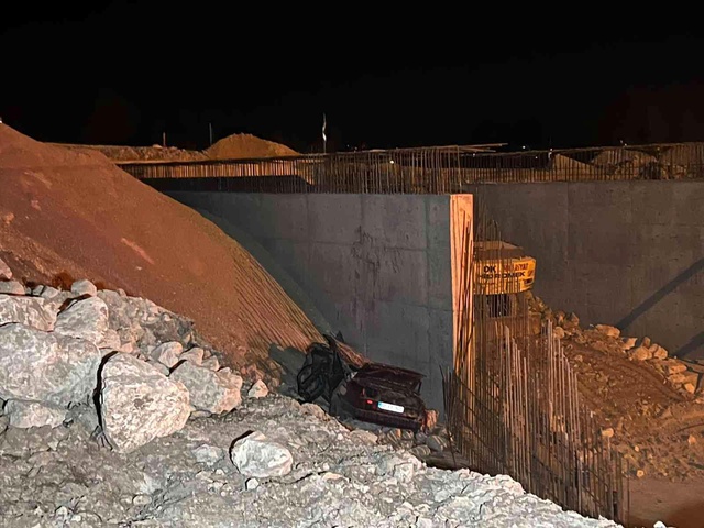Kahreden kaza! Kağıt gibi ezilen otomobil 4 kişiye mezar oldu Kahreden kaza! Kağıt gibi ezilen otomobil 4 kişiye mezar oldu