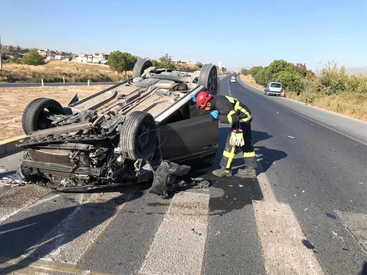 Kavşakta çarpışan otomobillerden biri takla attı: 2 yaralı