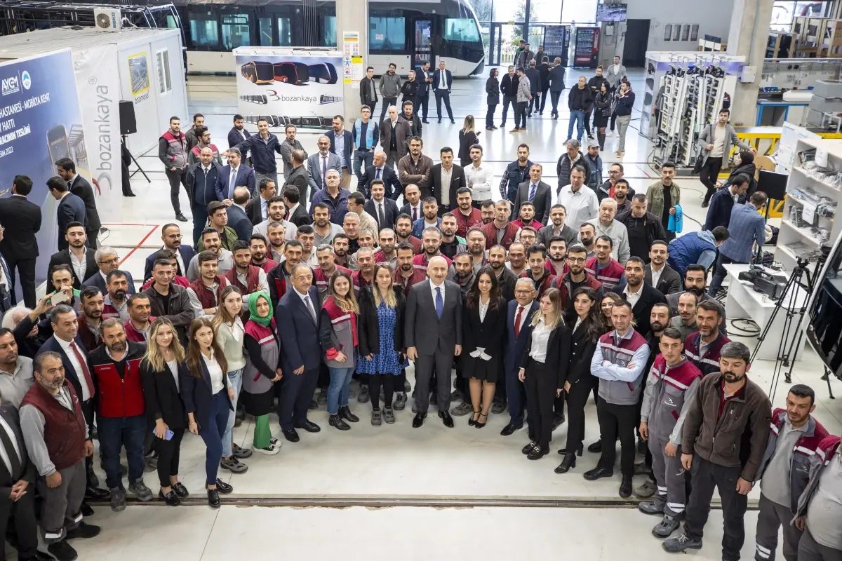 Kayseri Anafartalar-Şehir Hastanesi-Mobilya Kent Tramvay Hattı\'nın ilk tramvay aracı banttan indirildi